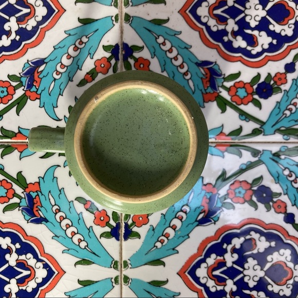 Green mug with blue flower outlines, and fancy swirl motifs - Picture 8 of 10